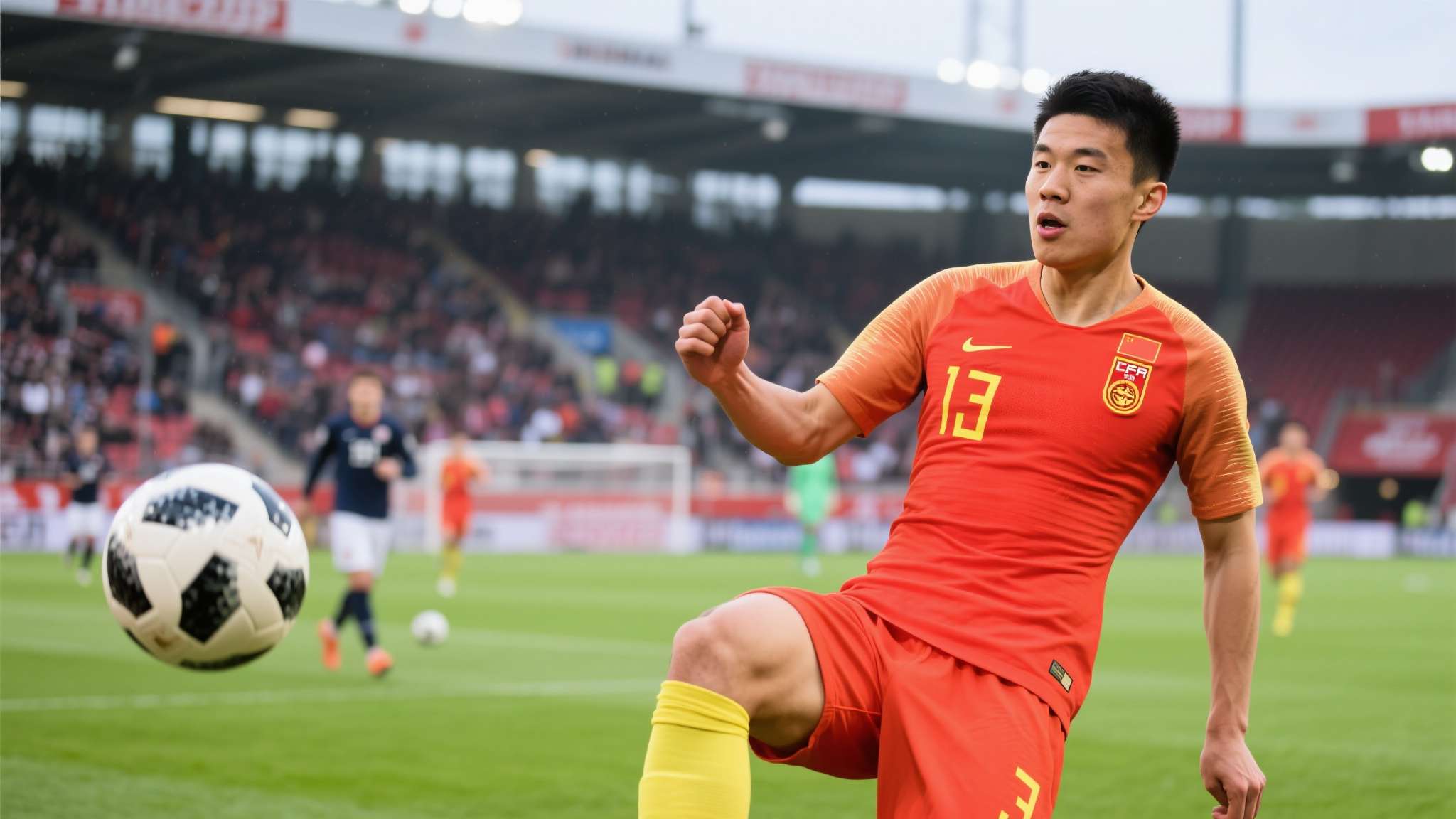 国足2比0零封库拉索,新帅首胜张玉宁传射,随后战强队仍有隐忧 事实上,张玉宁近年来旅欧经历丰富,在欧洲联赛的历练让他在身体对抗、技术细节方面均